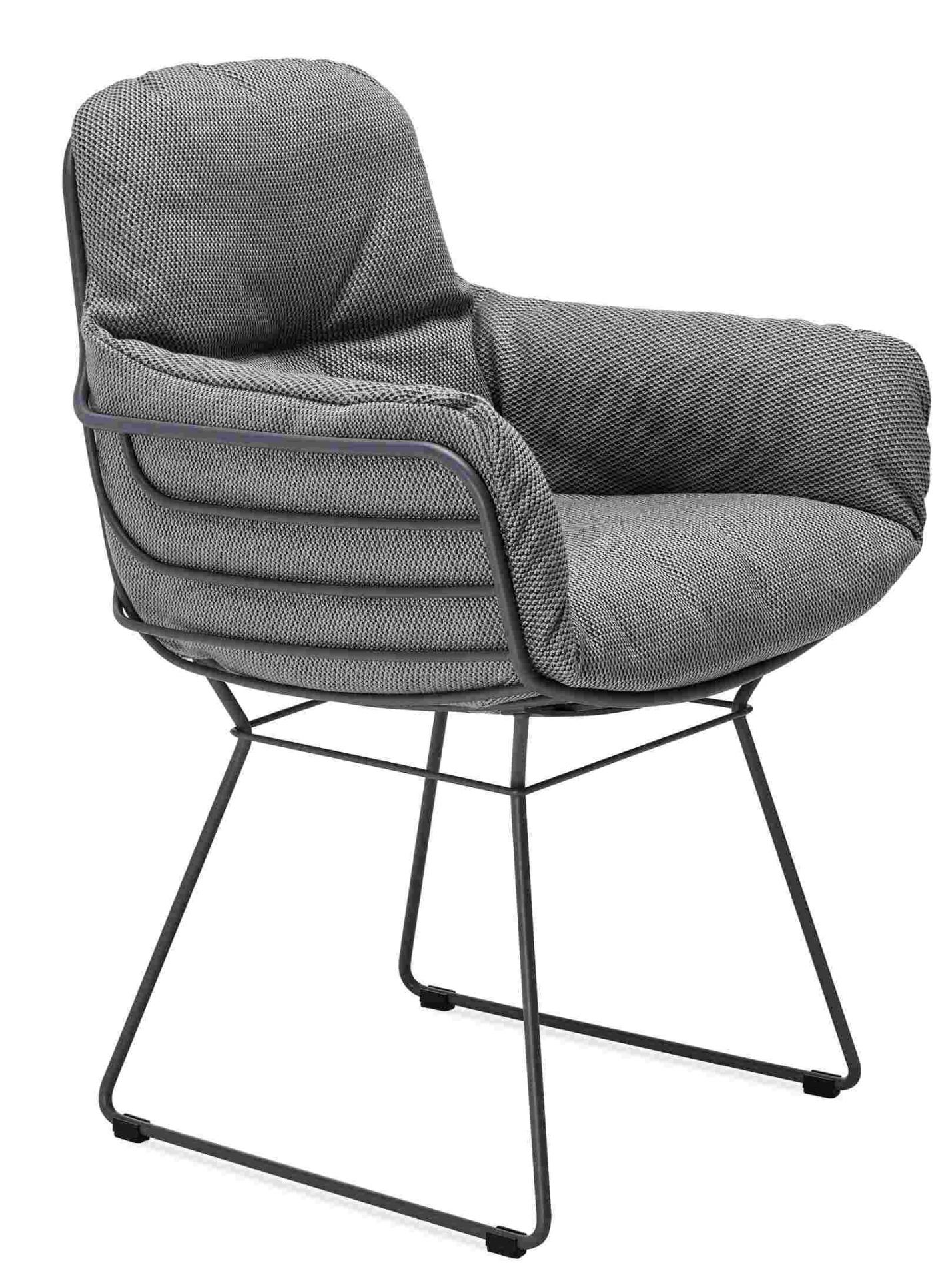 Leyasol Armlehnstuhl von Freifrau Manufaktur: Grauer Outdoor-Stuhl mit hohem Rücken und schwarzem Metallgestell.